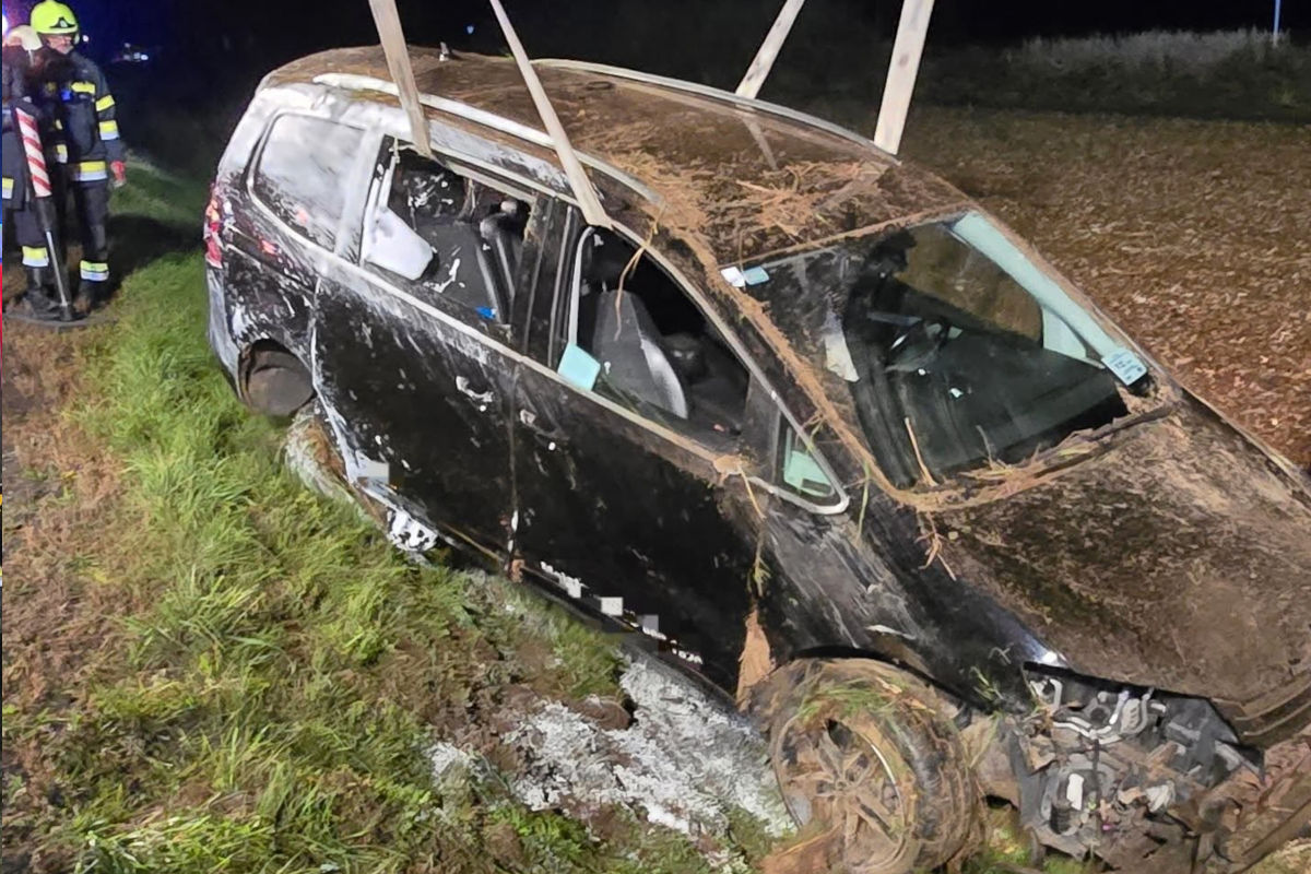 Das Auto kam von der Fahrbahn ab.