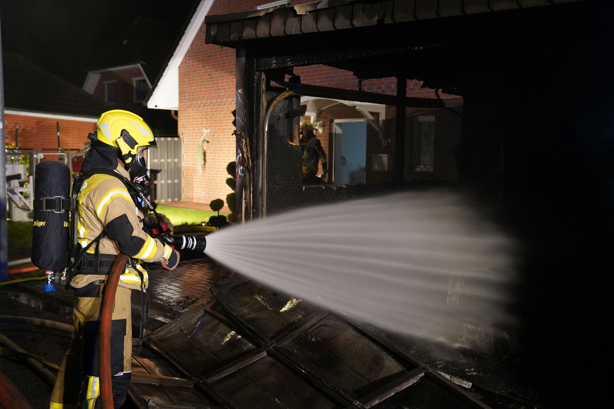 Kaltenkirchen SH – Brand von Garage greift auf Doppelhaus über
