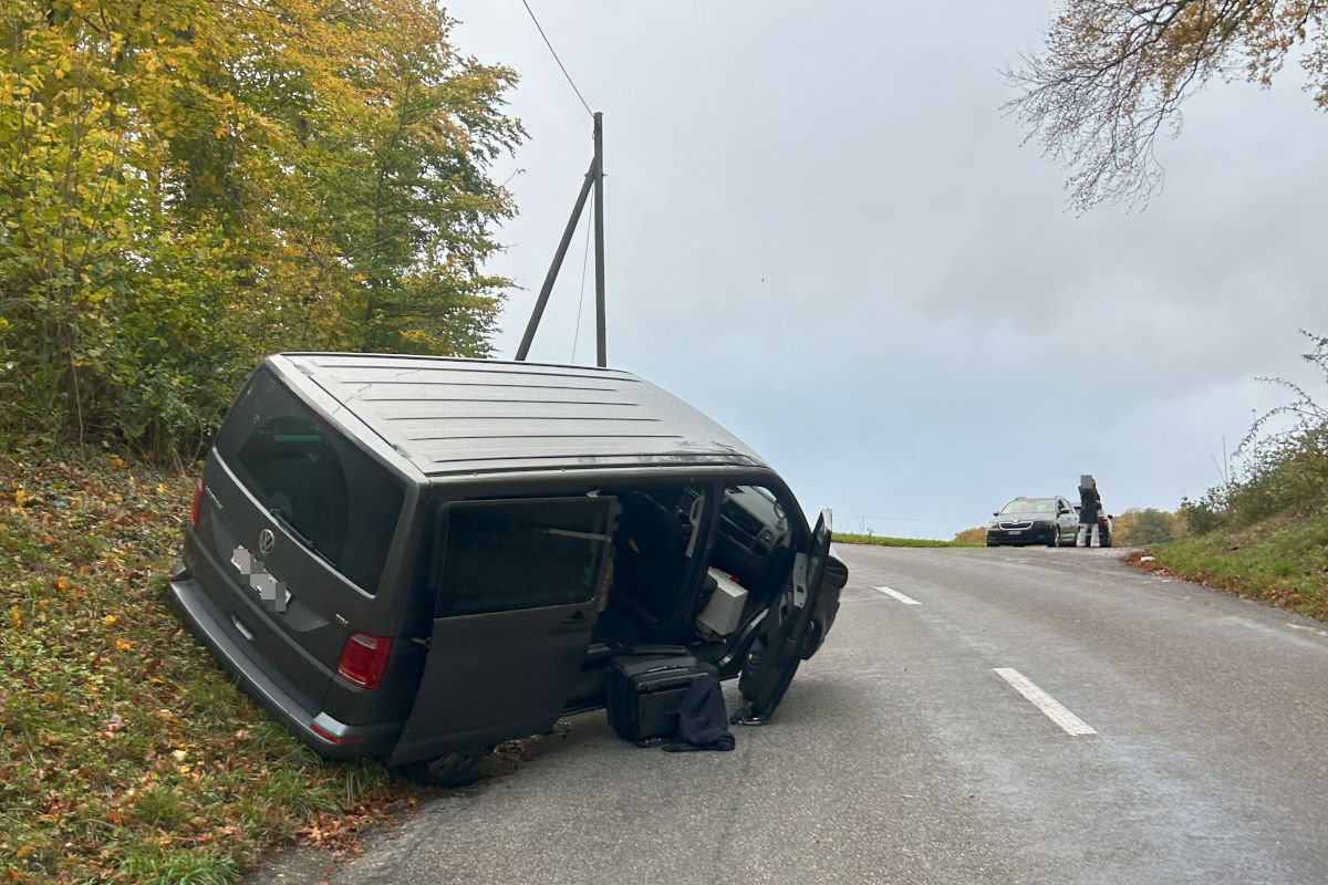 Fisibach AG – Ungesicherter Minivan rollt rückwärts Böschung hinab