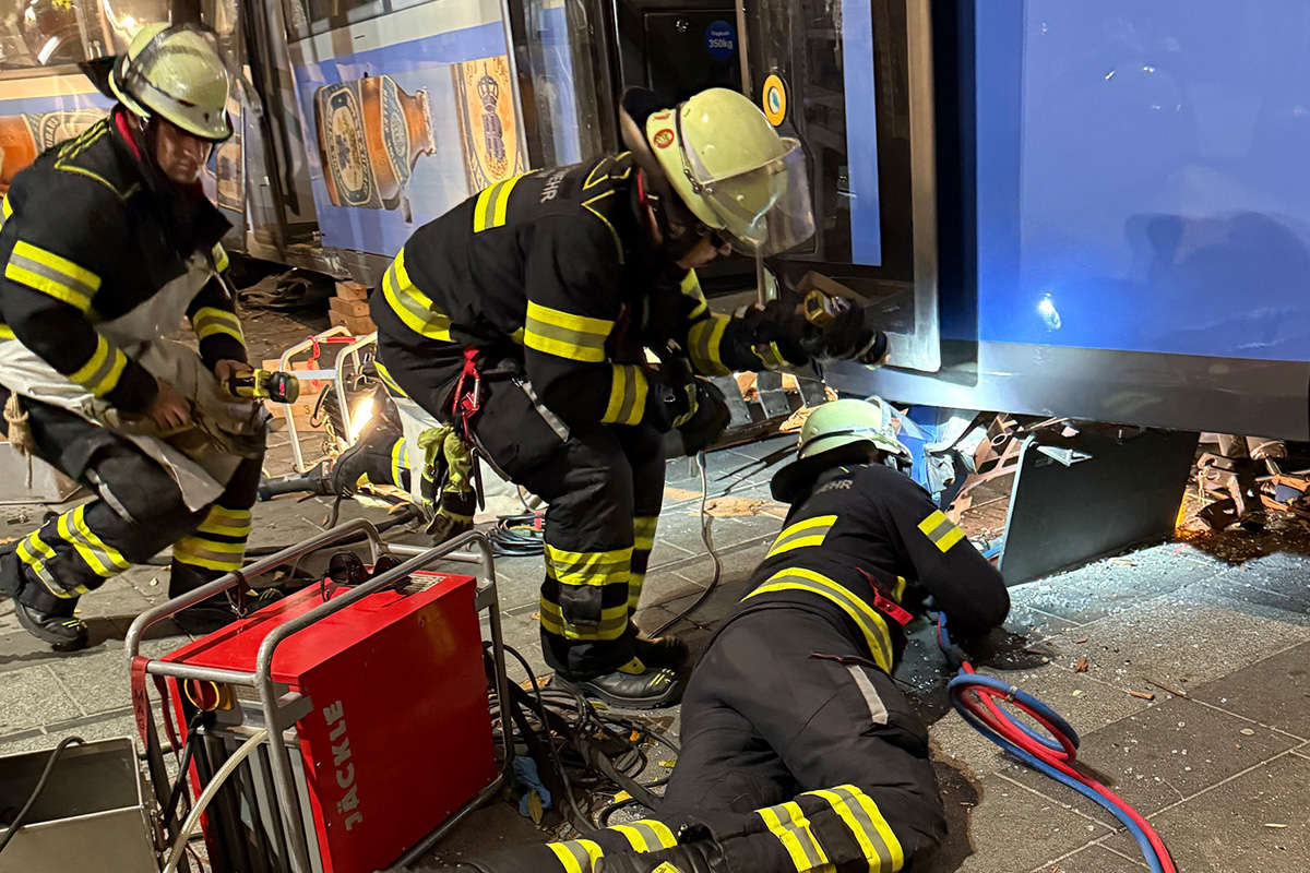 München BY – Vier Verletzte nach Entgleisung von Straßenbahn