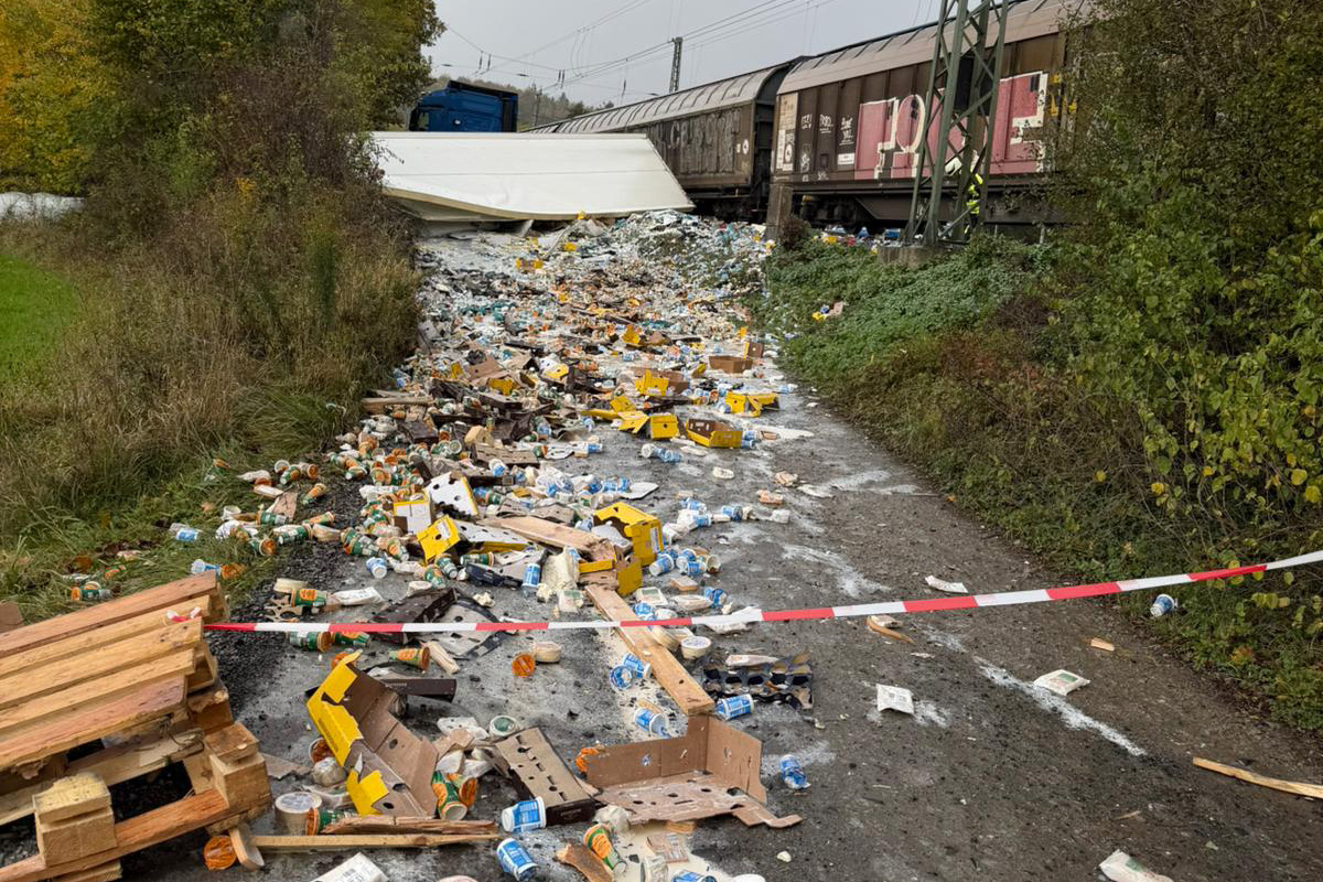 Hann. Münden NI – Güterzug prallt an Bahnübergang in Sattelzug