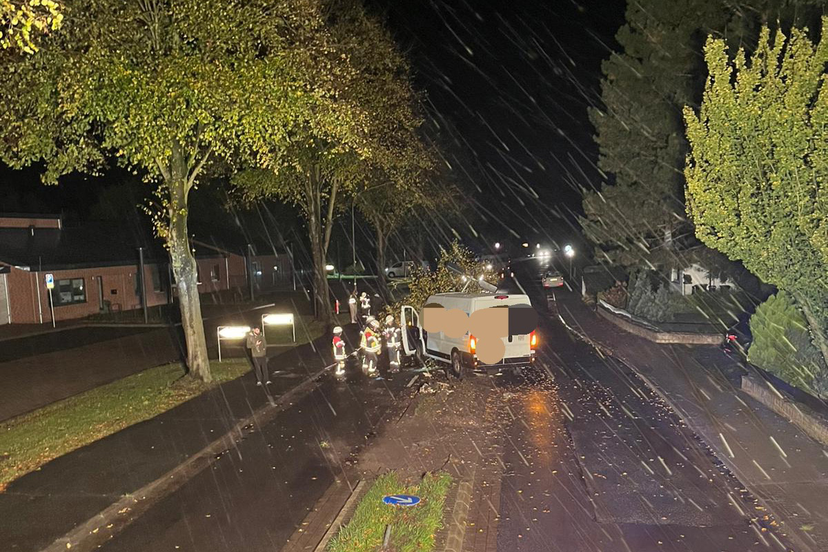 Schiffdorf NI – Transporter kollidiert mit Laterne und Baum