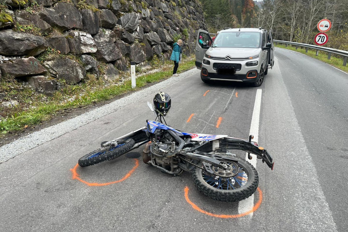 Das Rote Kreuz versorgte die verletzte Person.