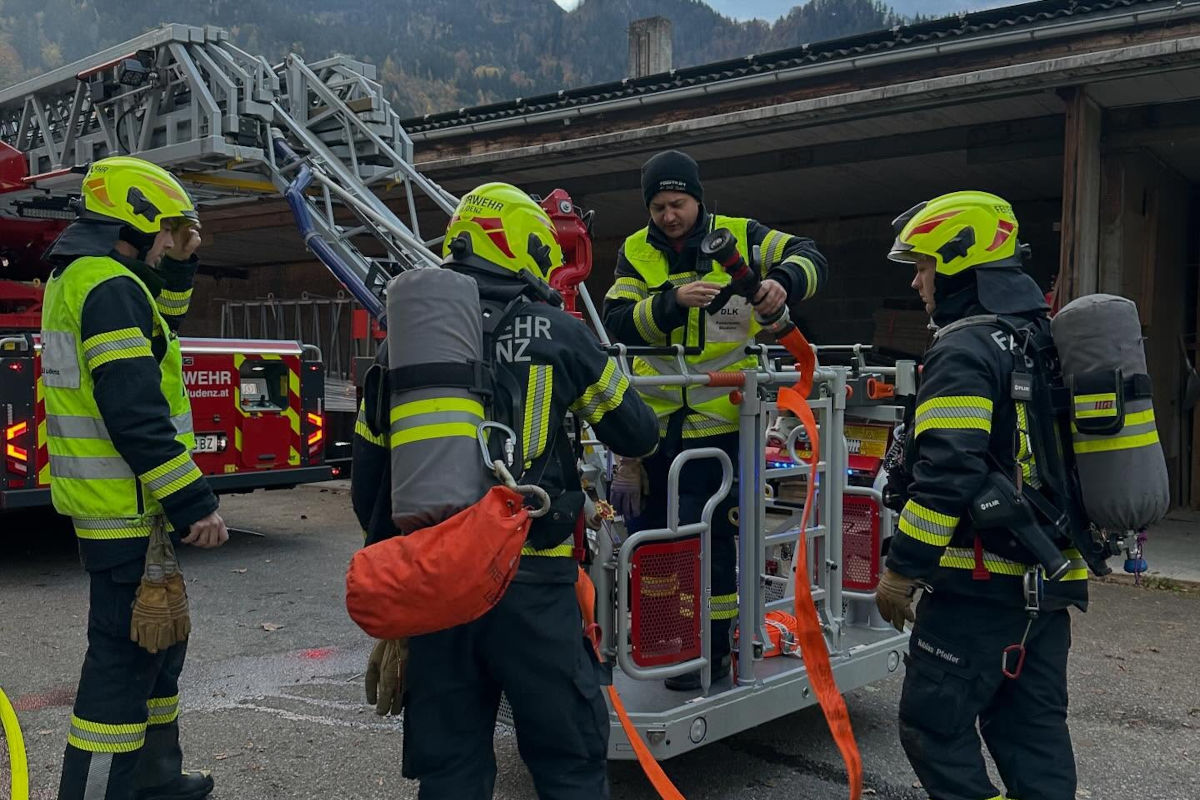 Beim Eintreffen der Polizei befand sich die Feuerwehr bereits im Einsatz.