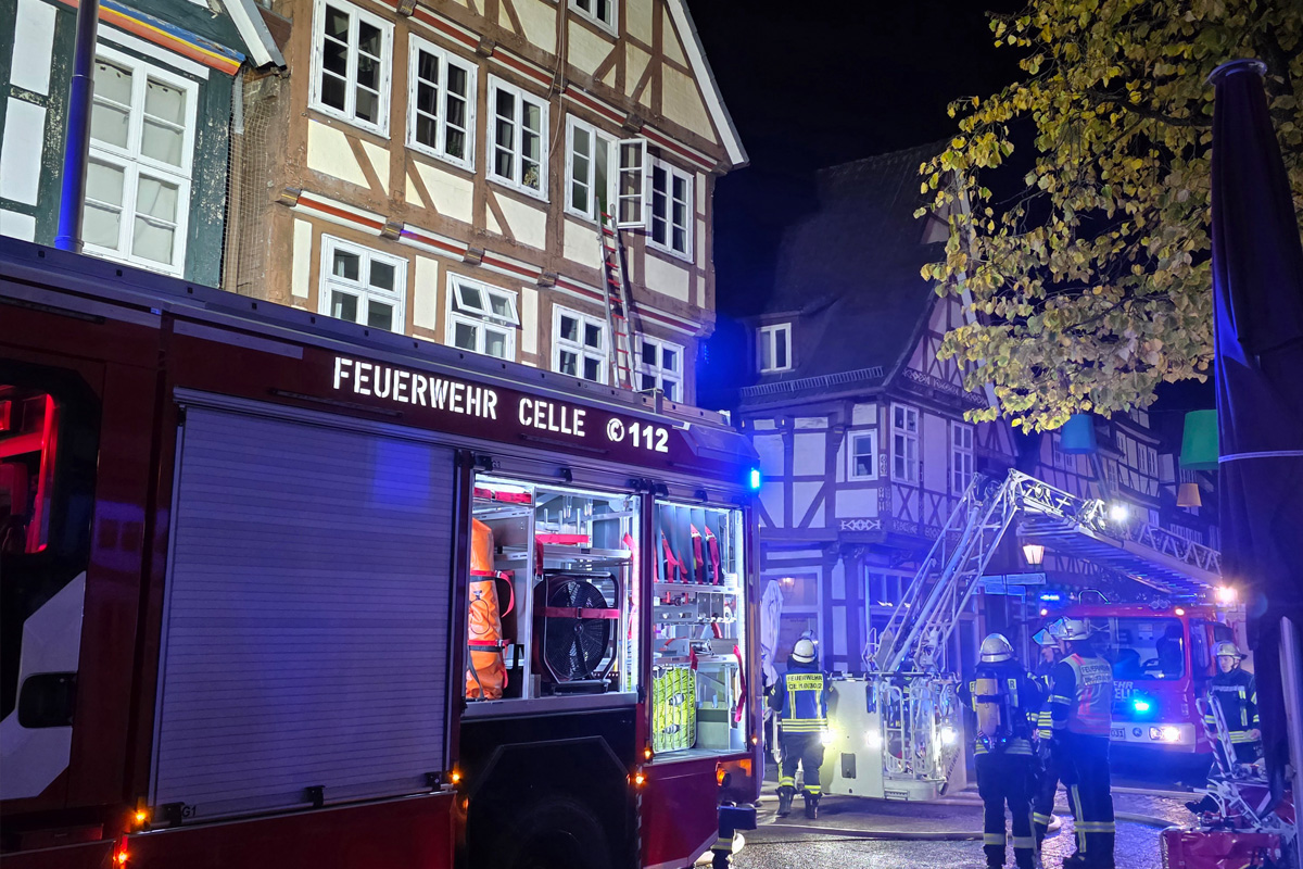 Celle NI – Rettung der Bewohner bei Brand in Fachwerkhaus