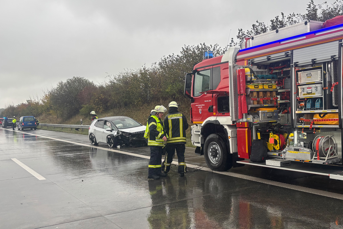 A1 Sittensen NI – Drei Verletzte nach Unfall von Lkw und Pkw