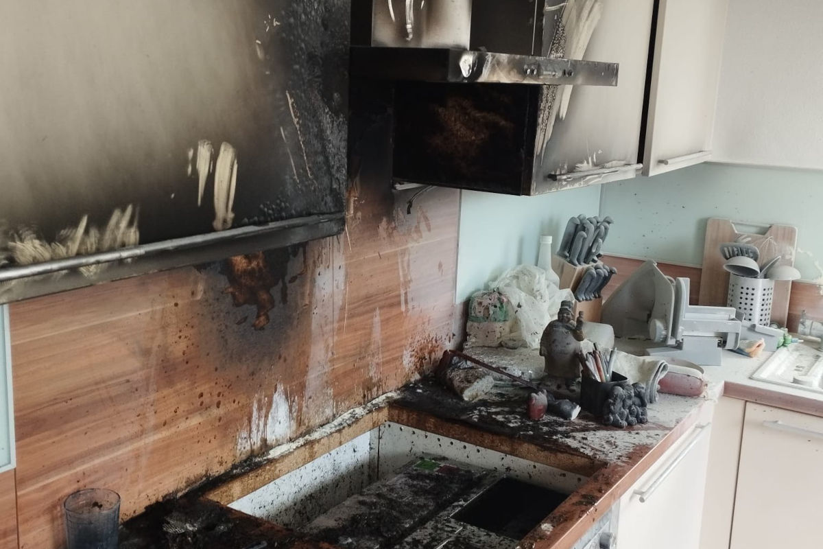 Feldkirchen bei Graz ST – Zwei Verletzte bei Küchenbrand