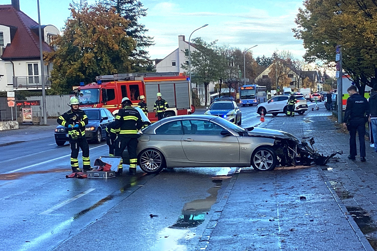 München BY – Unfall mit fünf beteiligten Fahrzeugen im Gegenverkehr
