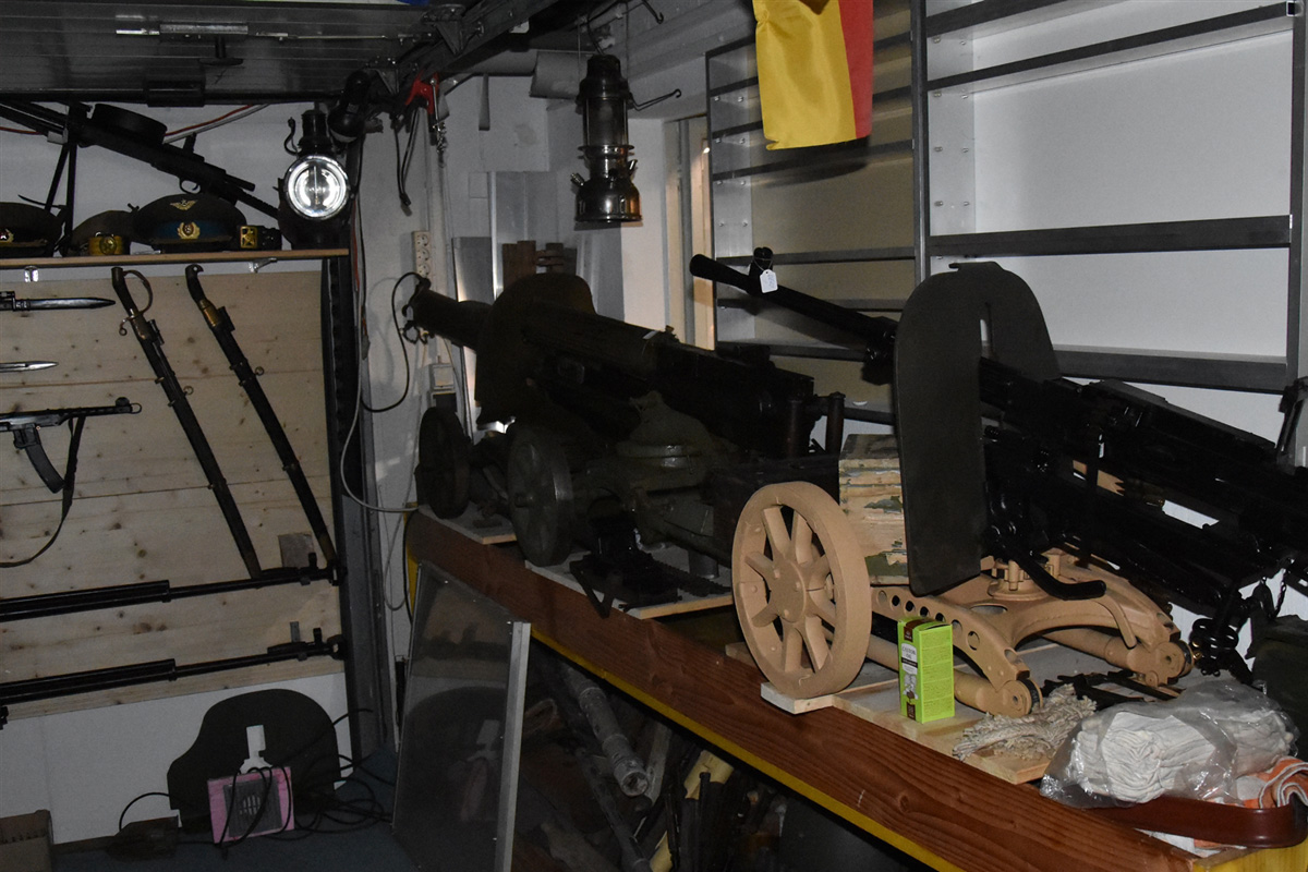 Remscheid NW – Hunderte Kriegswaffen bei mutmaßlichen Waffenhändlern gefunden