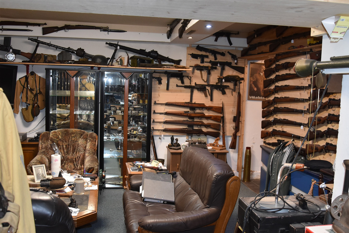 Remscheid NW – Hunderte Kriegswaffen bei mutmaßlichen Waffenhändlern gefunden