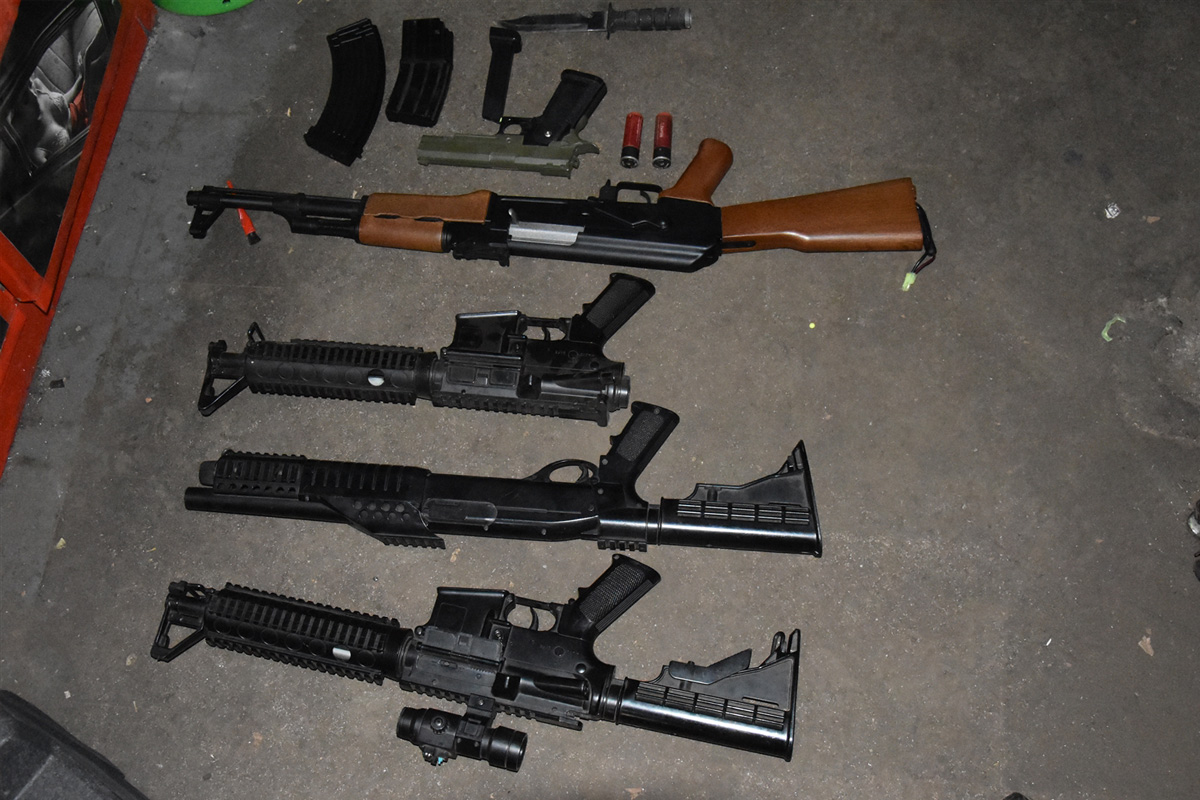Remscheid NW – Hunderte Kriegswaffen bei mutmaßlichen Waffenhändlern gefunden
