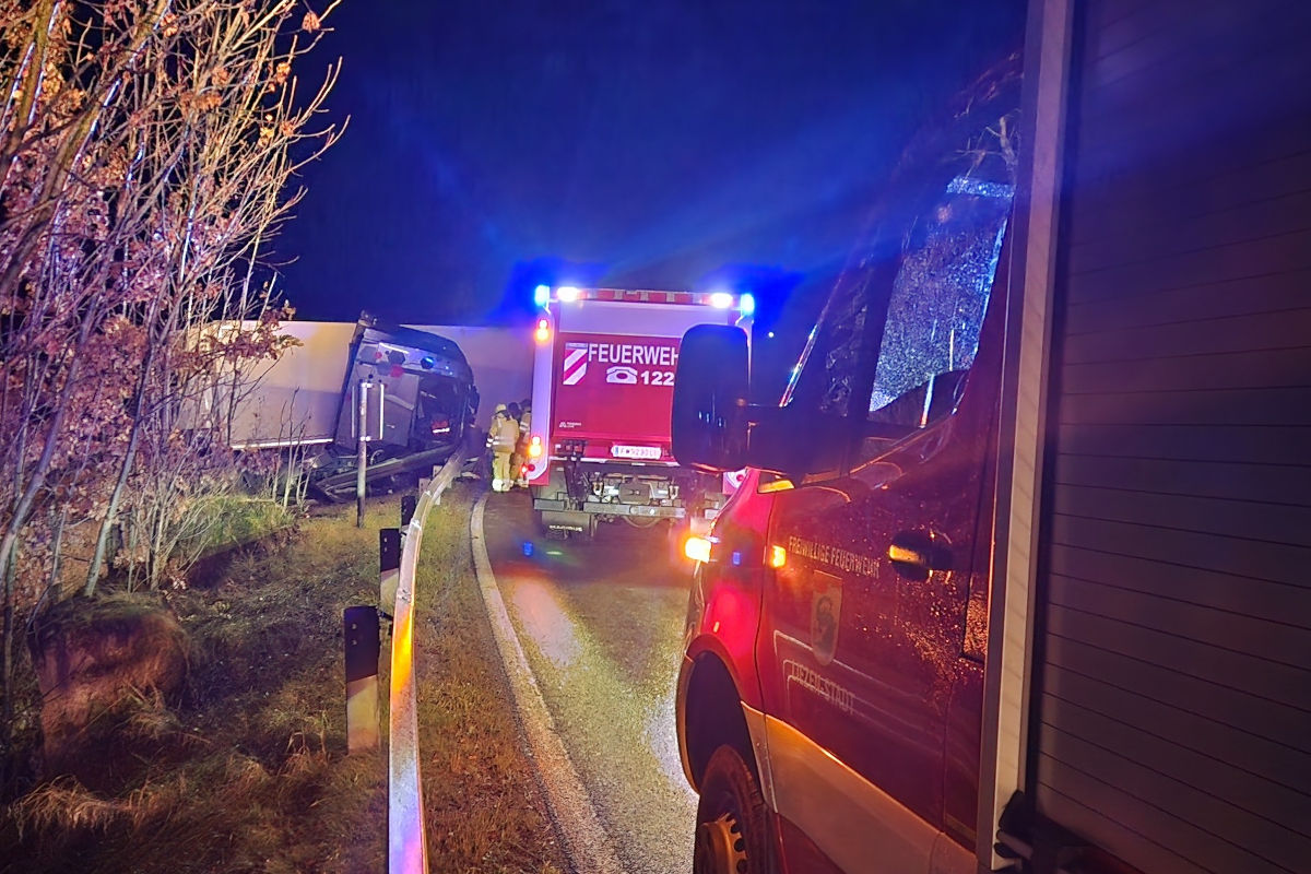 Unfall mit Lkw bei Liezen ST – 600 Liter Diesel ausgelaufen