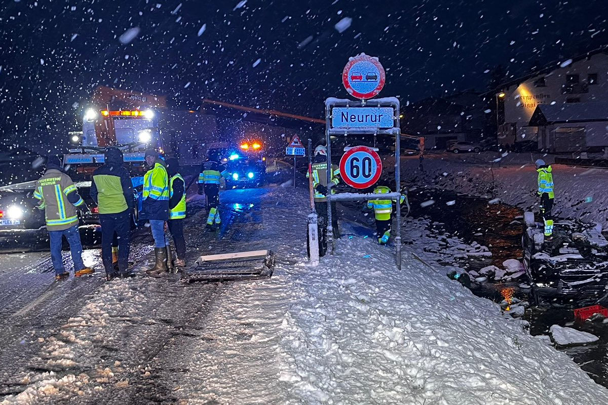 Das Fahrzeug kam auf dem Dach zum Stillstand.