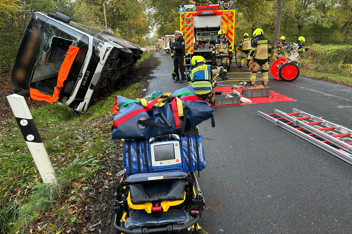 Pinneberg SH – Sieben Personen nach Unfall in Linienbus eingeschlossen