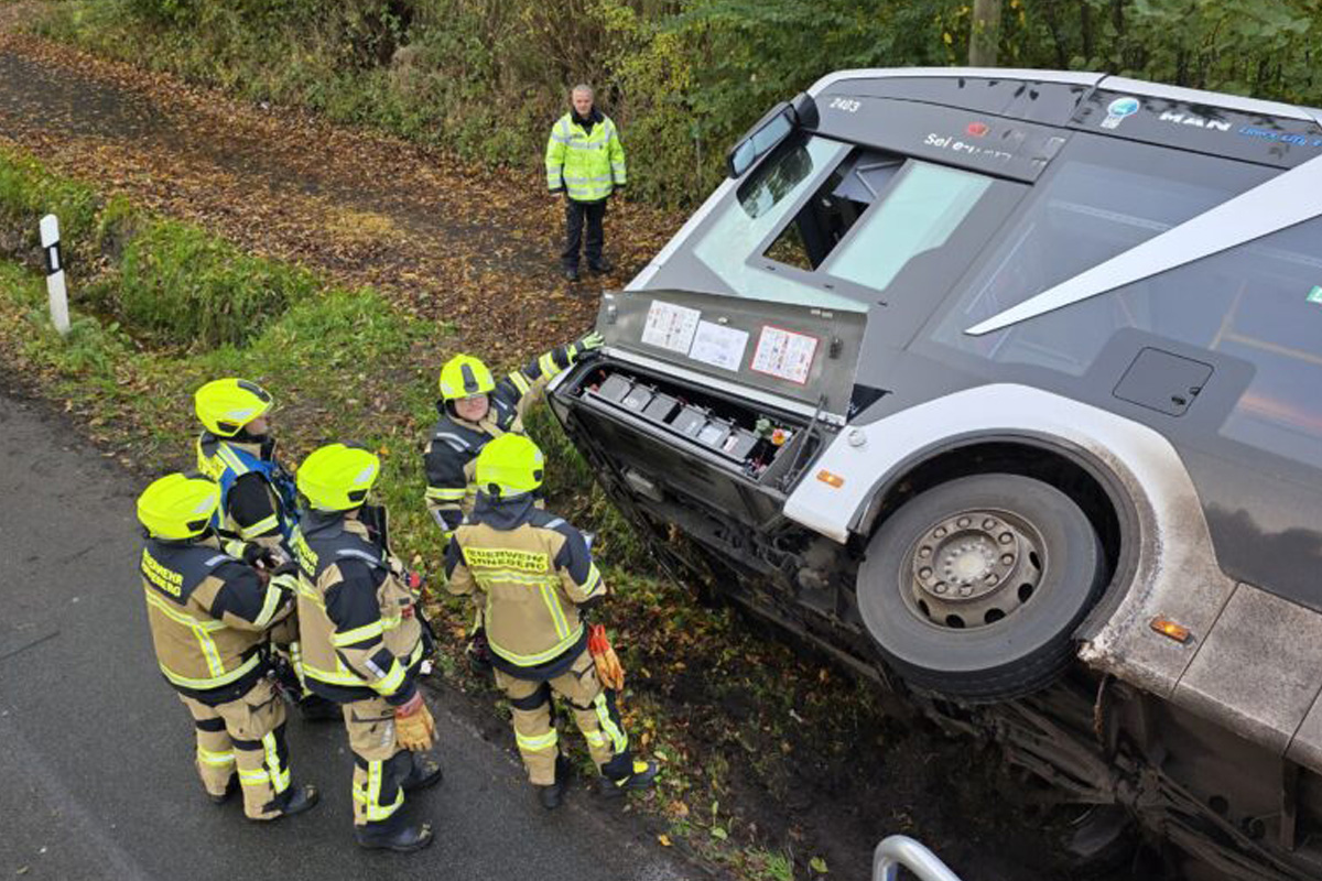 Pinneberg SH – Sieben Personen nach Unfall in Linienbus eingeschlossen