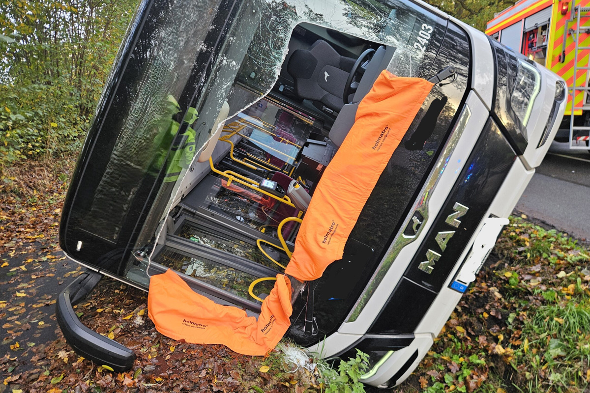 Pinneberg SH – Sieben Personen nach Unfall in Linienbus eingeschlossen
