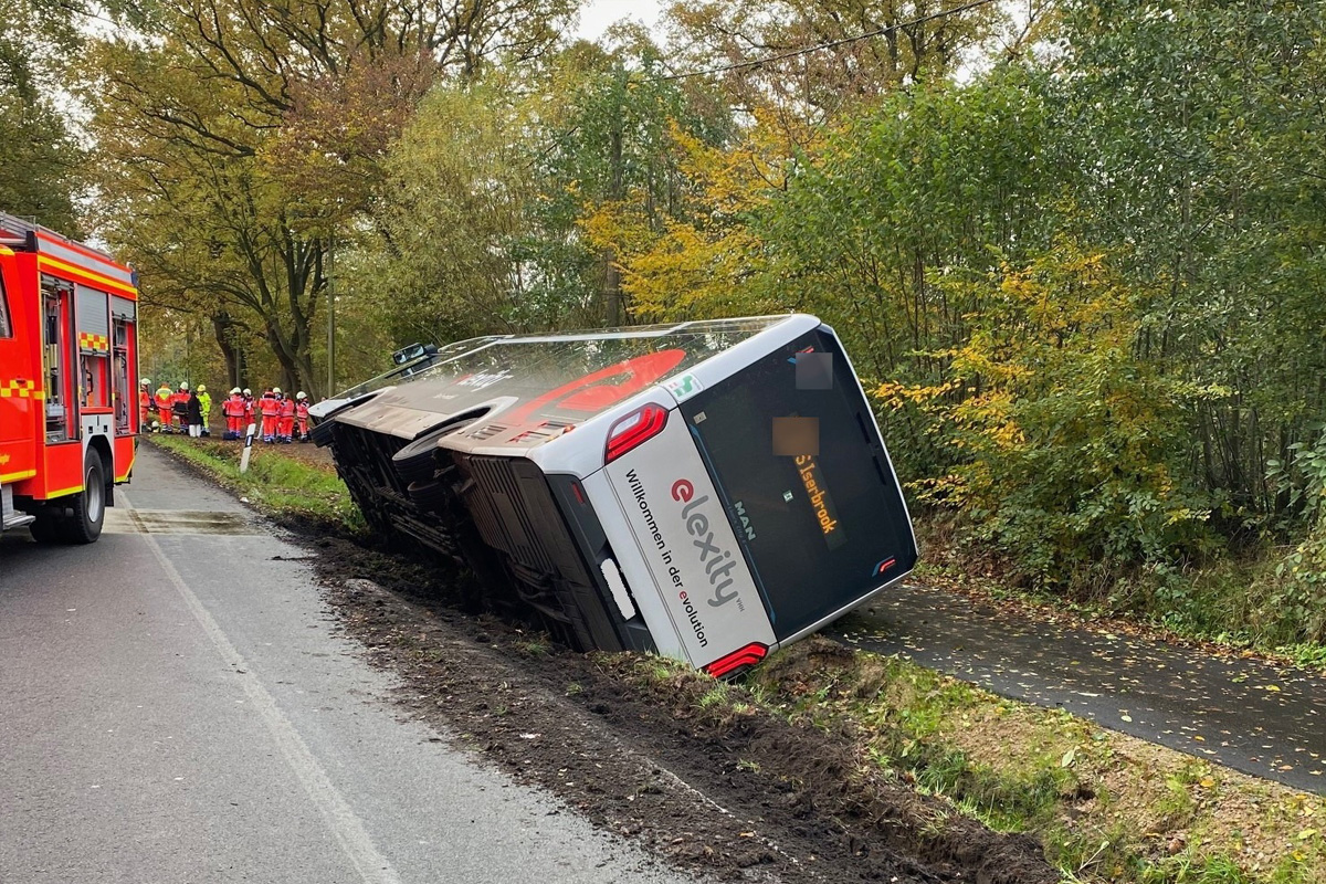 Pinneberg SH – Sieben Personen nach Unfall in Linienbus eingeschlossen