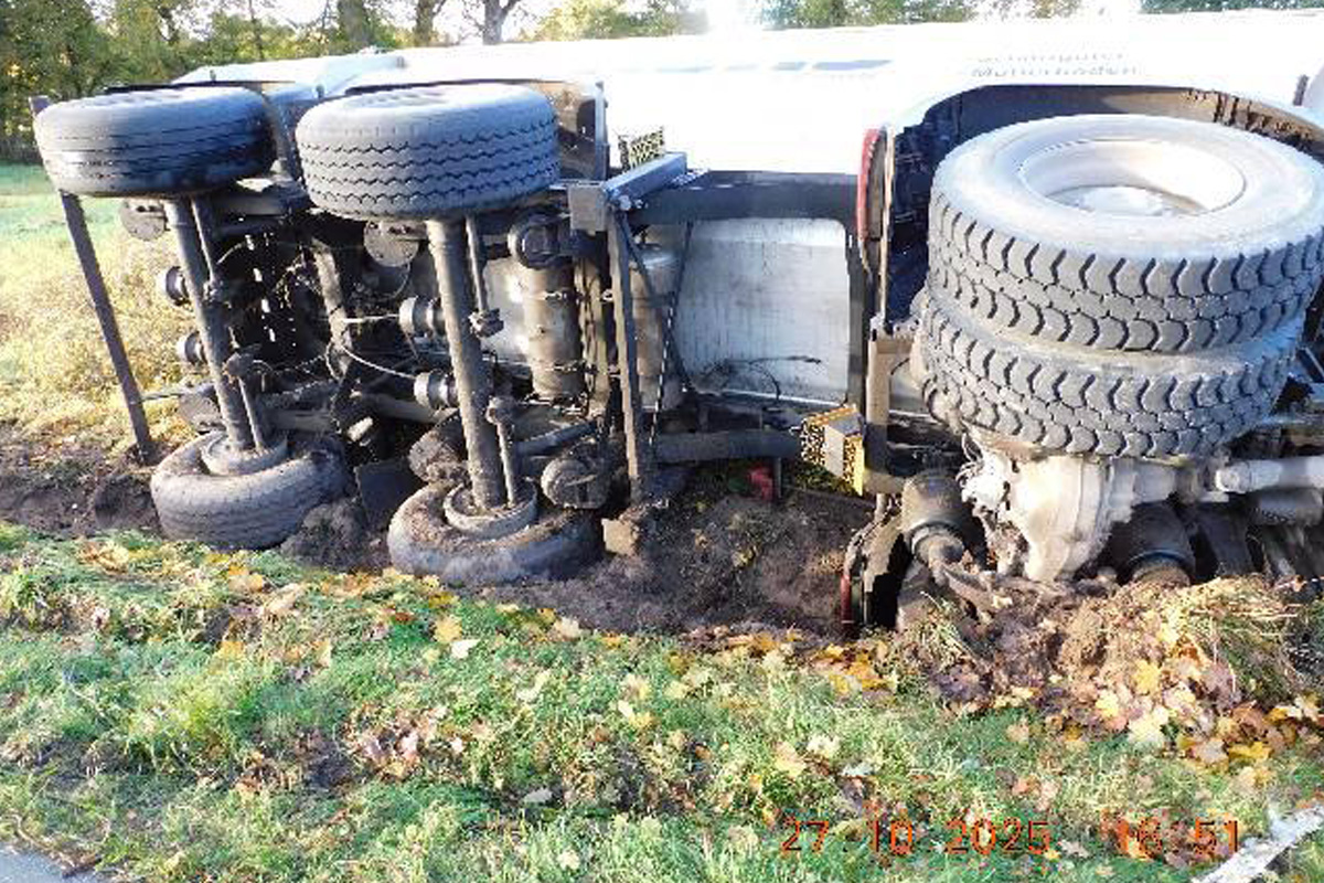 Wietzendorf NI – Sattelzug kippt bei Überholmanöver um