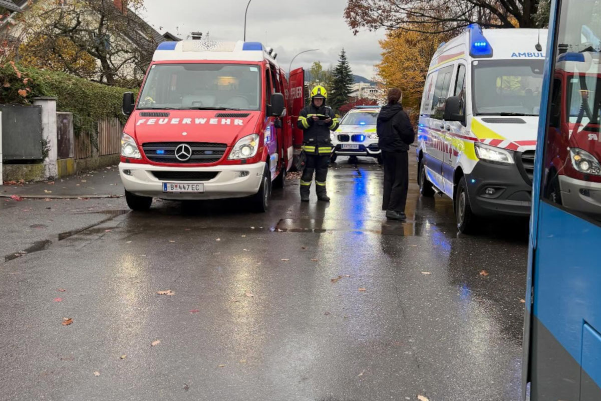 Bregenz V – Zwei Verletzte bei Unfall zwischen Linienbus und Pkw