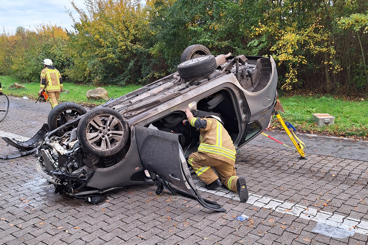 A1 Greven NW – Zwei Schwerverletzte nach Alleinunfall mit Überschlag