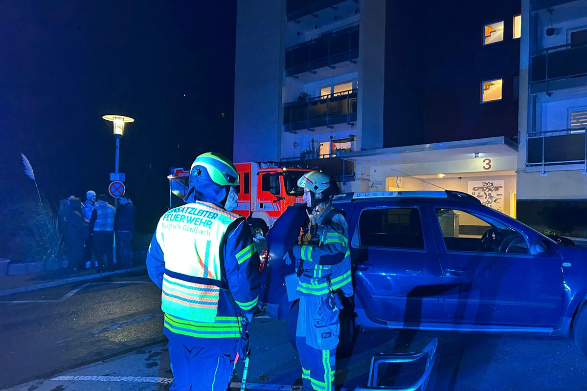 Bergisch Gladbach NW – Ein Schwerverletzter nach Verpuffung in Wohnung