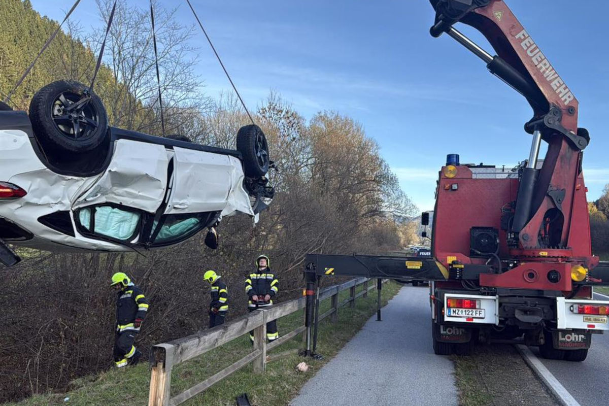 Kindberg ST – Fahrzeug überschlägt sich bei Unfall mit Traktor
