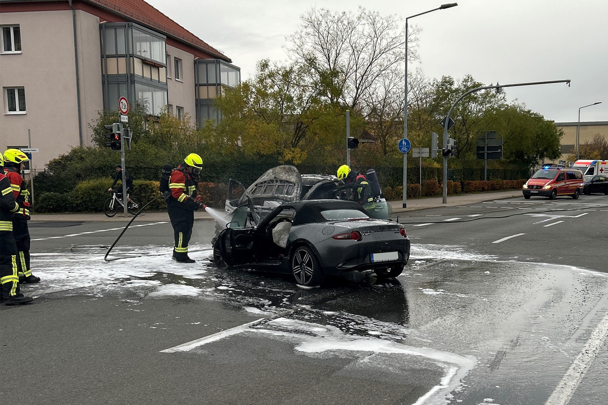 Arnstadt TH – Schwerer Unfall mit zwei Autos löst Fahrzeugbrand aus