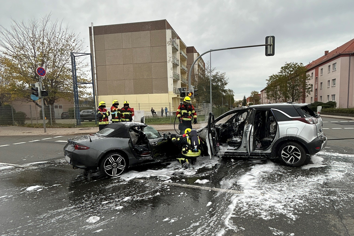 Arnstadt TH – Schwerer Unfall mit zwei Autos löst Fahrzeugbrand aus