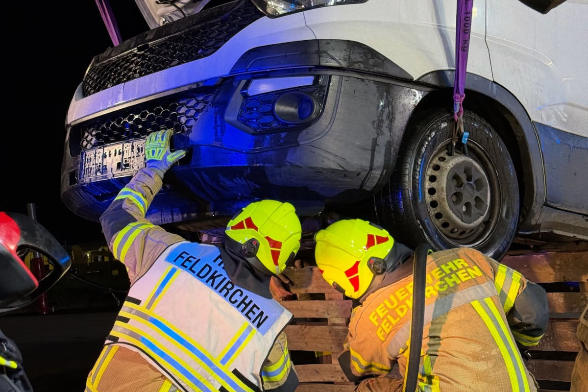 Feldkirchen bei Graz ST – Kastenwagen gerät bei Kontrolle in Brand