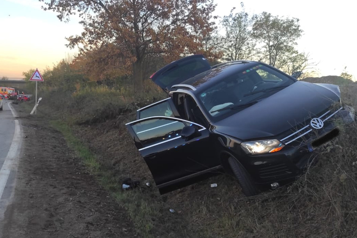 Forst/Weinstraße RP – Zwei Erwachsene und ein Kind bei Unfall schwer verletzt