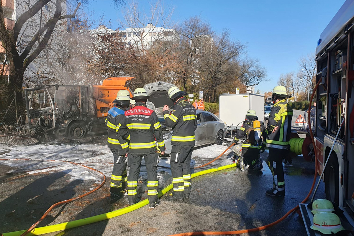 München BY – Kehrmaschine und Auto in Brand