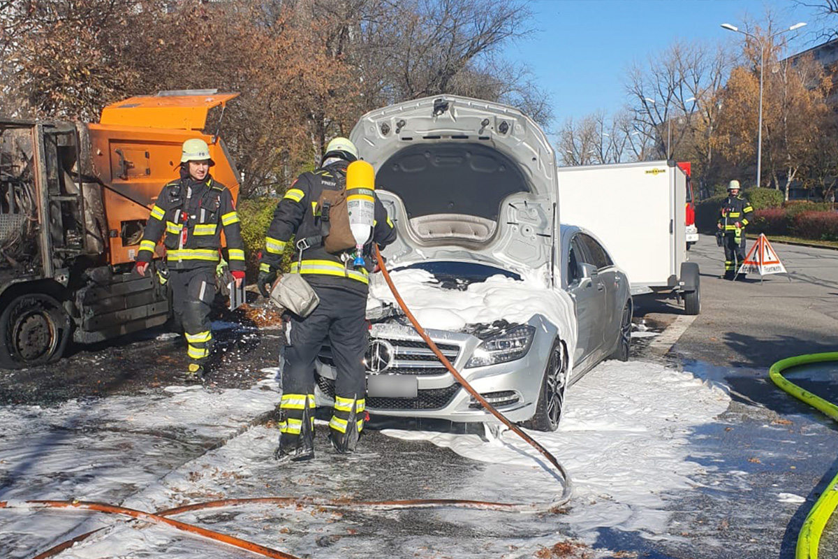 München BY – Kehrmaschine und Auto in Brand