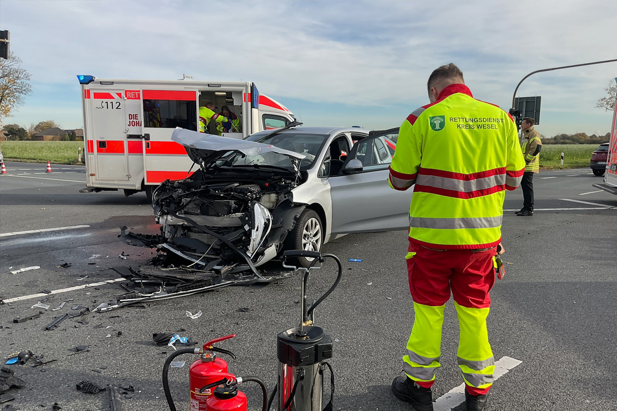 Alpen NW – Drei Verletzte bei Unfall auf Kreuzung