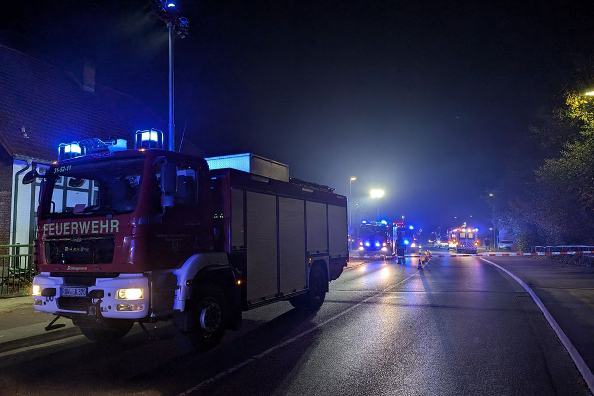 Rotenburg (Wümme) NI – BMW stürzt von Brücke ins Wasser