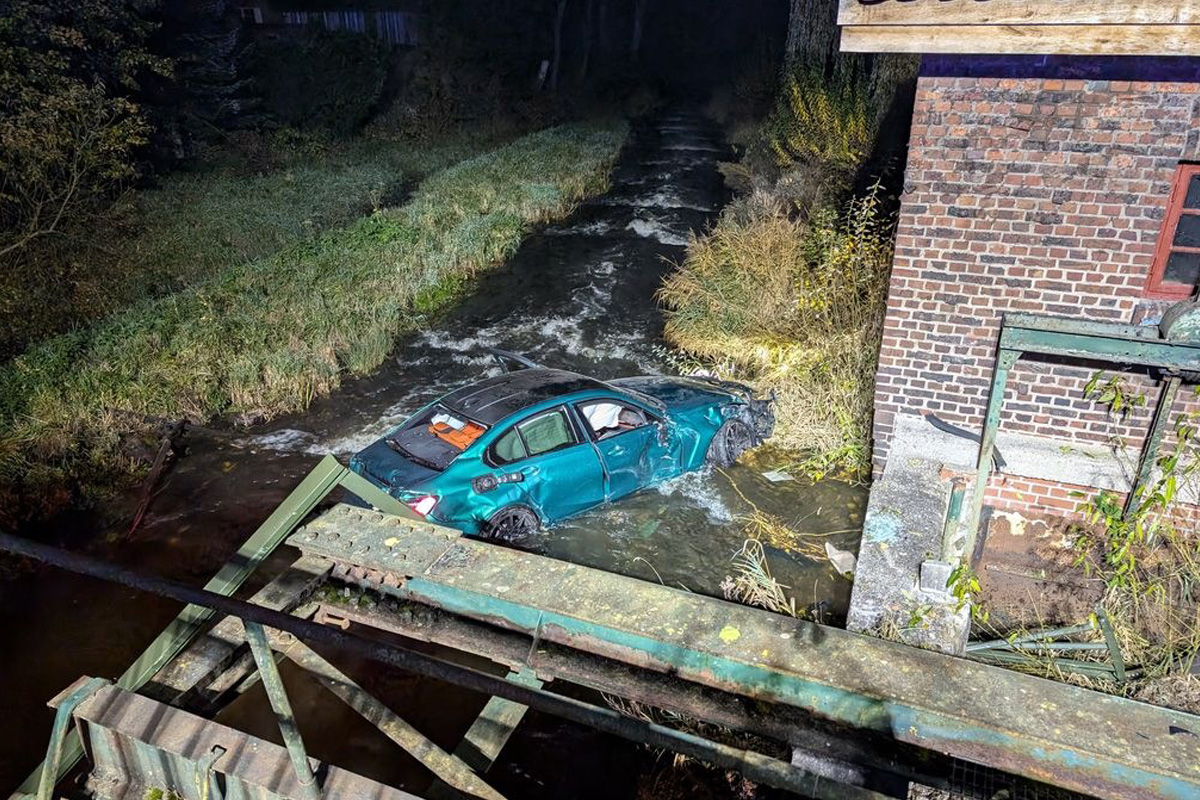 Rotenburg (Wümme) NI – BMW stürzt von Brücke ins Wasser