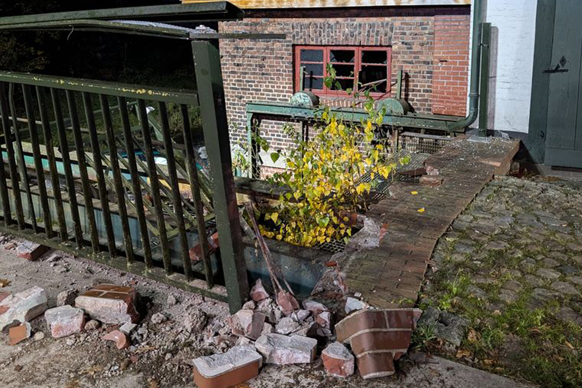 Rotenburg (Wümme) NI – BMW stürzt von Brücke ins Wasser