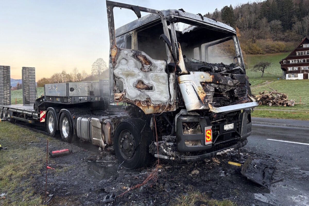 Ebnat-Kappel SG – Lastwagen in Brand geraten