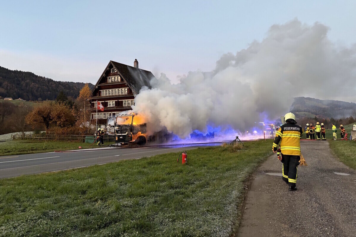 Ebnat-Kappel SG – Lastwagen in Brand geraten