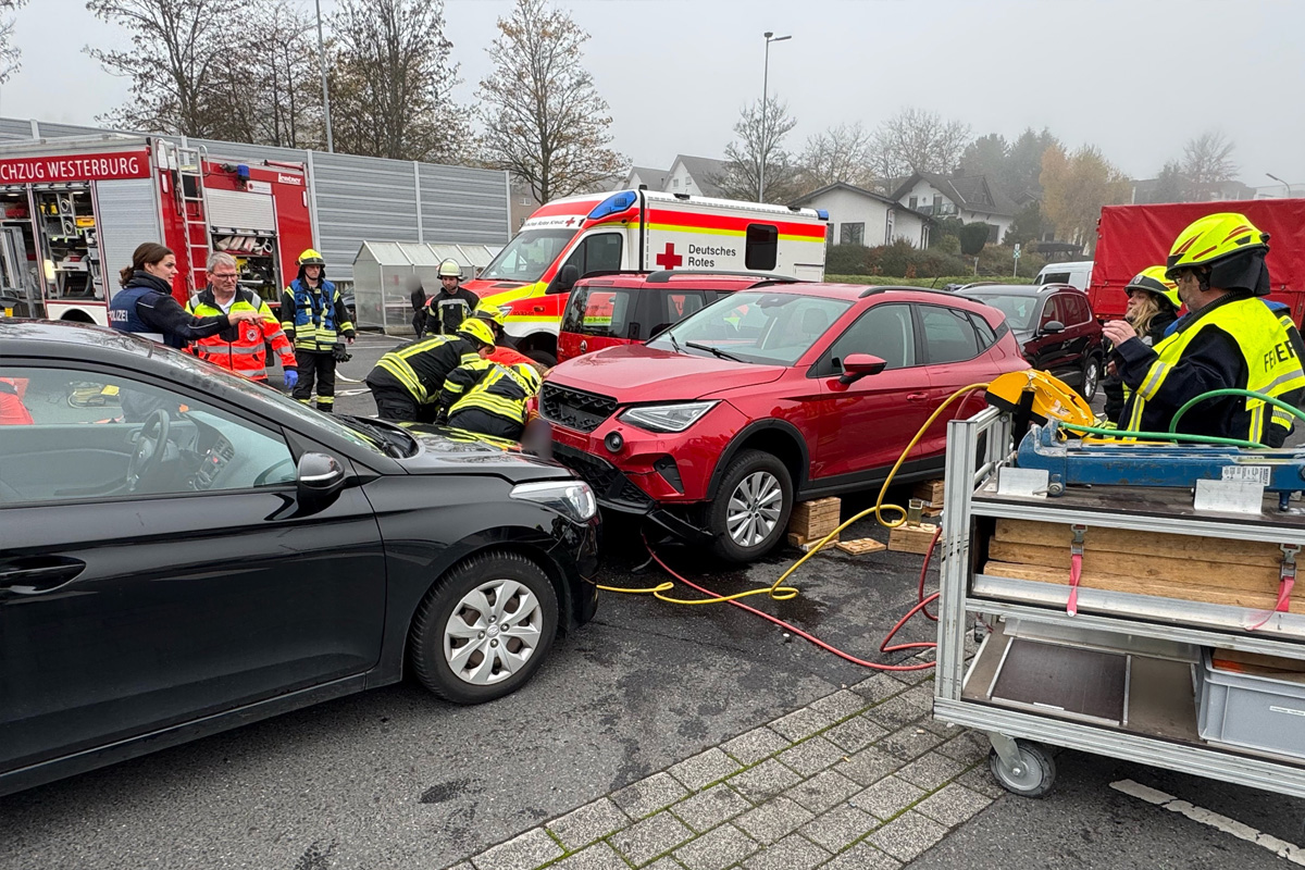 Westerburg RP – Frau nach Unfall unter Pkw eingeklemmt