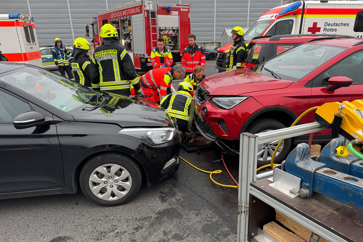 Westerburg RP – Frau nach Unfall unter Pkw eingeklemmt