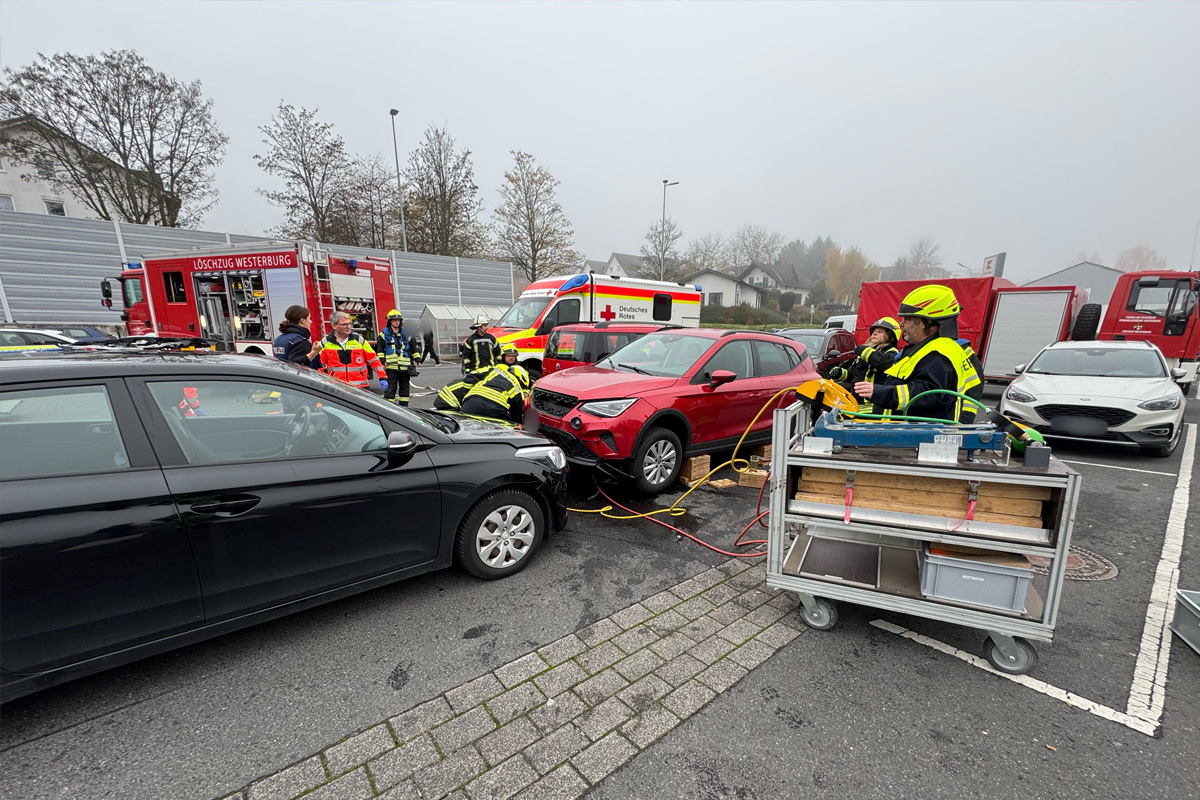 Westerburg RP – Frau nach Unfall unter Pkw eingeklemmt