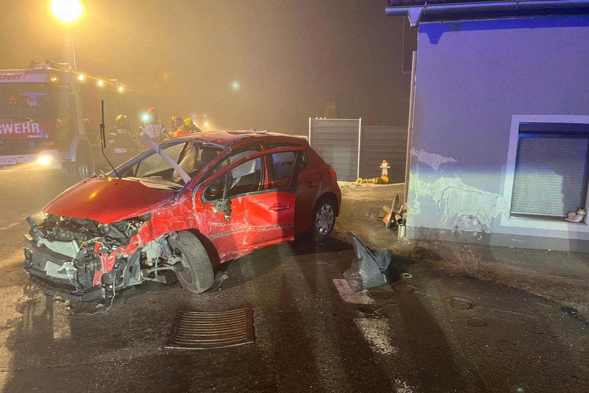 Unfall in Fohnsdorf ST – Pkw prallt gegen Wohnhaus