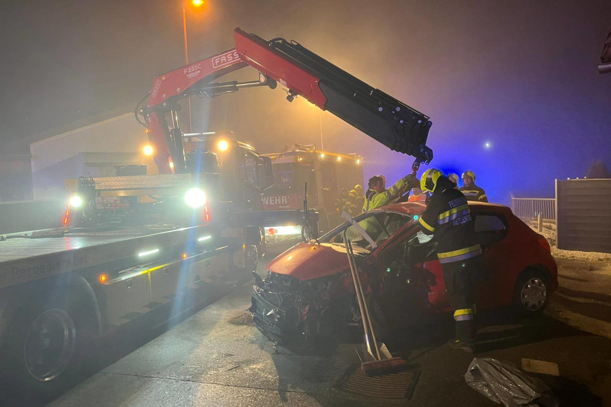 Unfall in Fohnsdorf ST – Pkw prallt gegen Wohnhaus