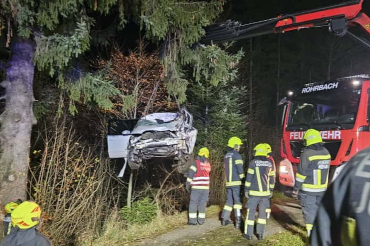 Unfall in Ulrichsberg OÖ – Junglenker prallte gegen Baum