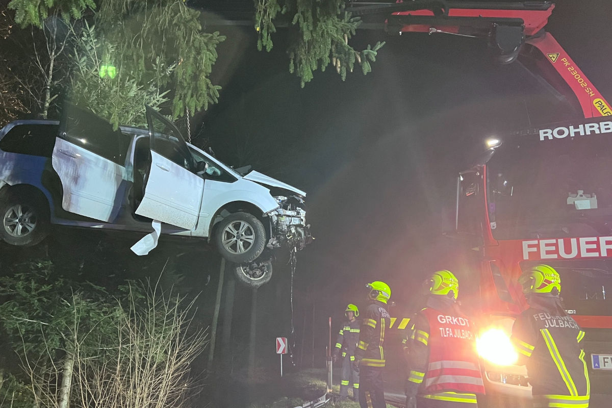 Unfall in Ulrichsberg OÖ – Junglenker prallte gegen Baum