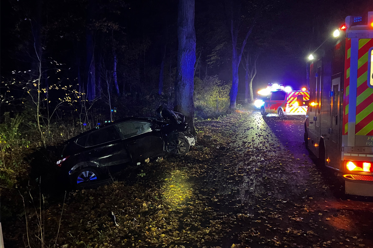 Paderborn NW – Zwei schwer Verletzte nach Kollision mit Baum