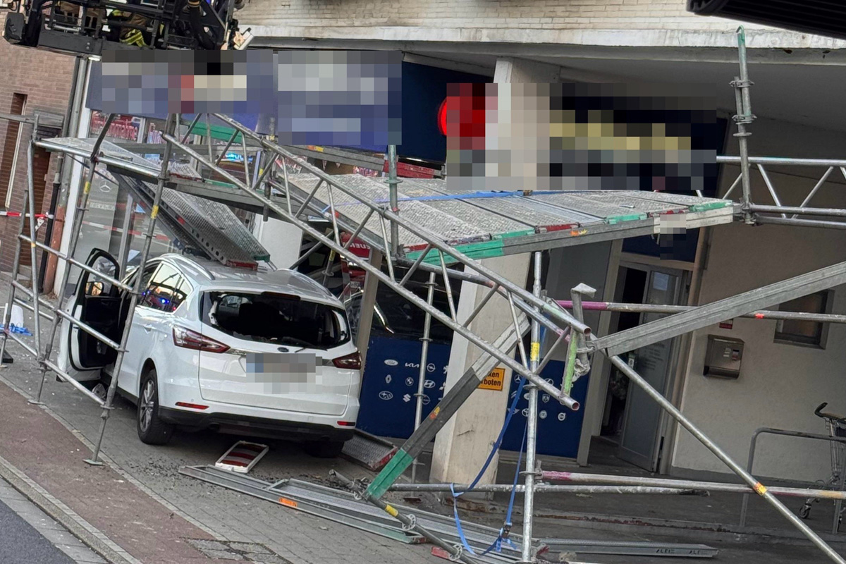 Oberhausen NW – Fahrerin kracht in Baugerüst und Schaufenster