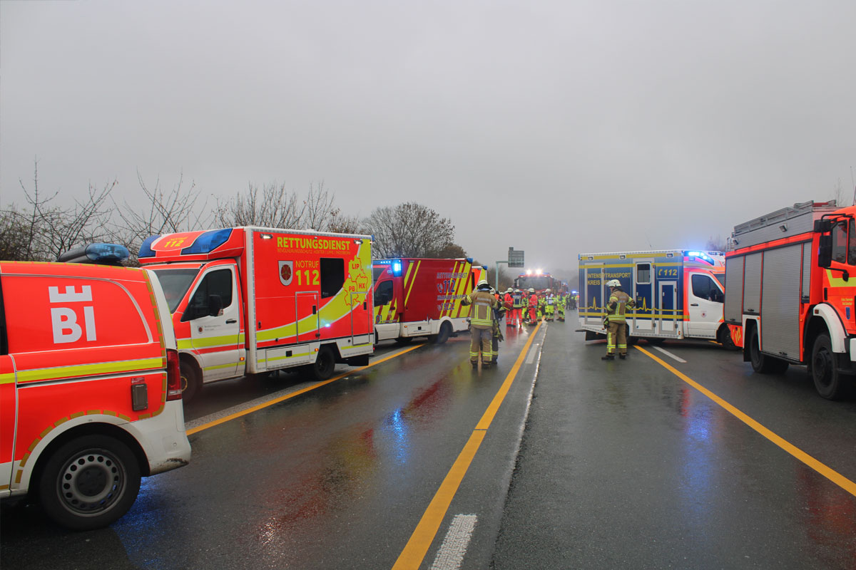 A2 Bad Salzuflen NW – Vier schwer Verletzte bei Unfall von zwei Transportern