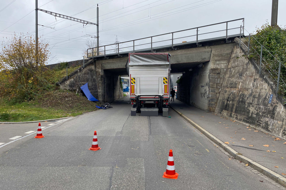 Baar ZG – Lkw bleibt unter Eisenbahnbrücke stecken