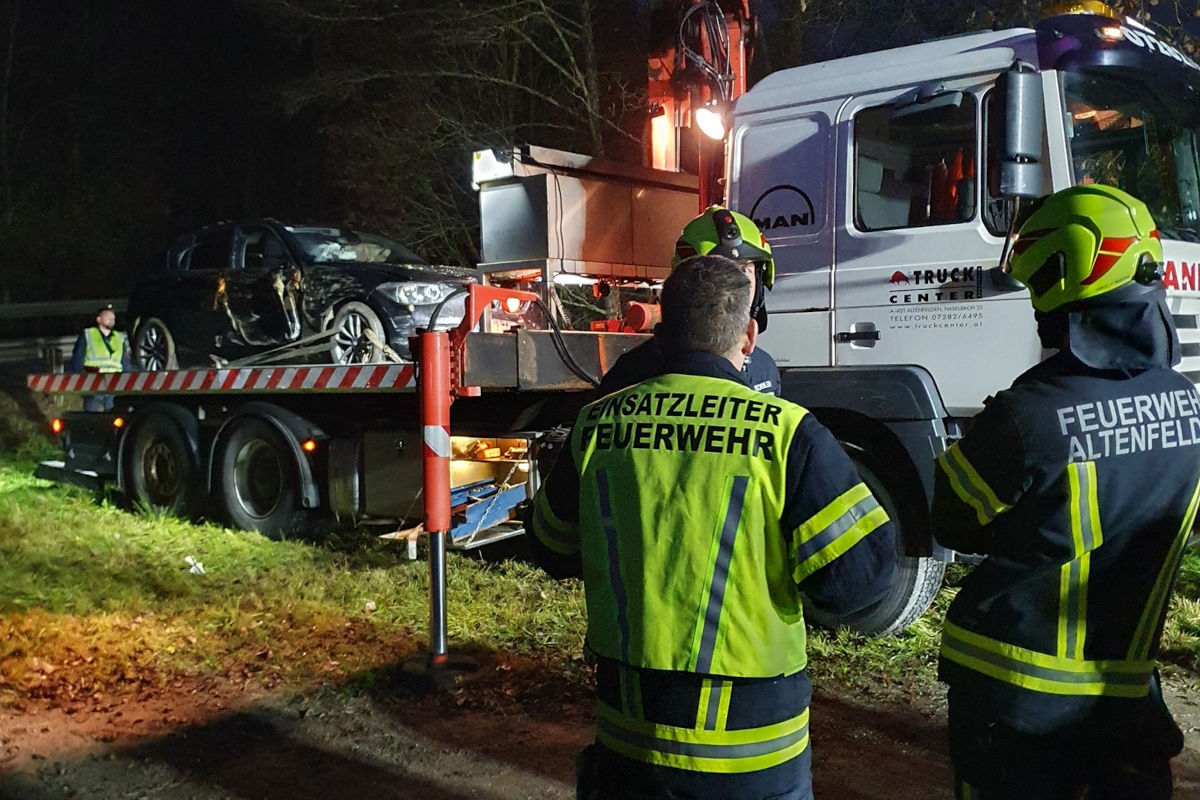 Fahrerflucht in Altenfelden OÖ – Pkw landet bei Unfall im Bach